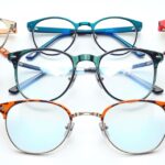 Különböző típusú szemüvegek színes keretekkel és lencsékkel.