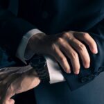 Elegáns Rado karóra férfi öltönyben, sötét háttérrel