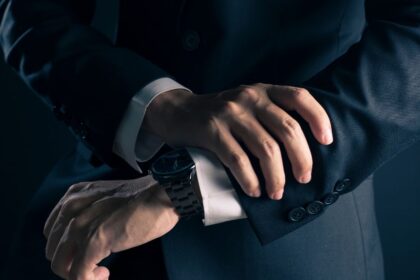 Elegáns Rado karóra férfi öltönyben, sötét háttérrel