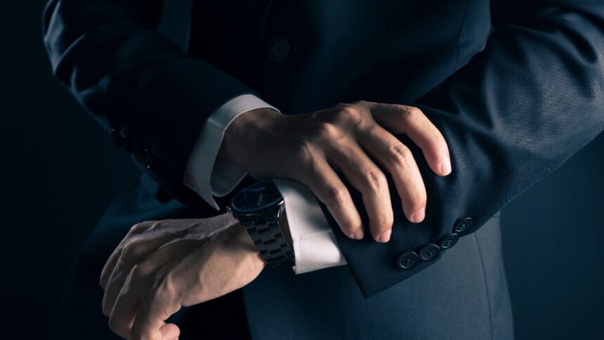 Elegáns Rado karóra férfi öltönyben, sötét háttérrel